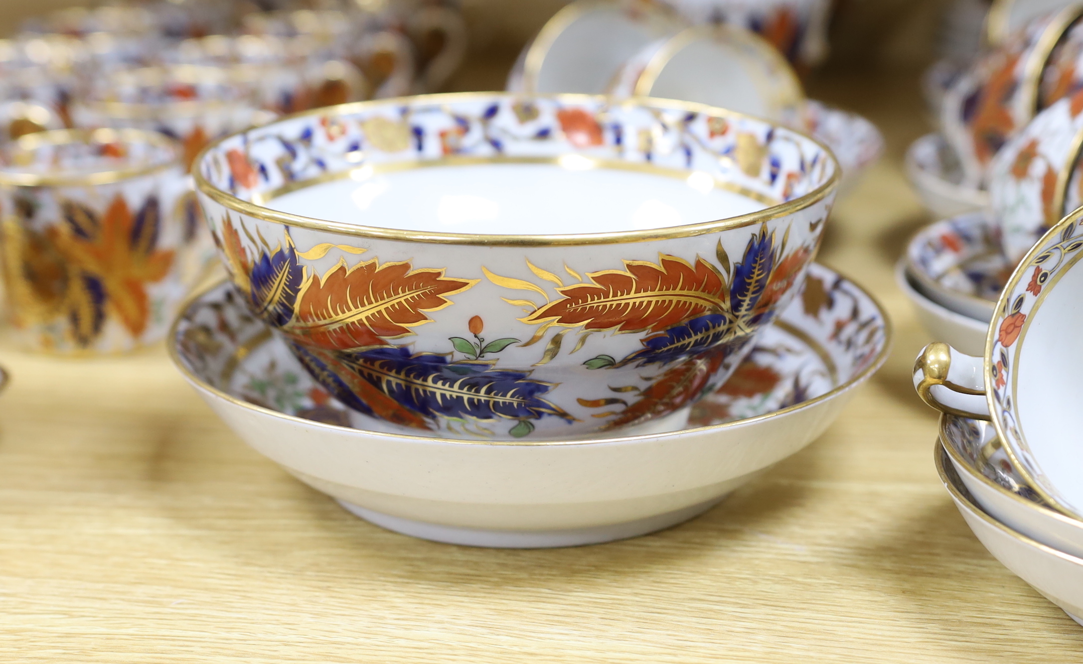 An early 19th century Chamberlain Worcester Japan pattern teaset, 43 pieces